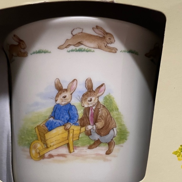 Vintage Royal Doulton Bunnykins 3 piece set of Bone China box. - Picture 5 of 8